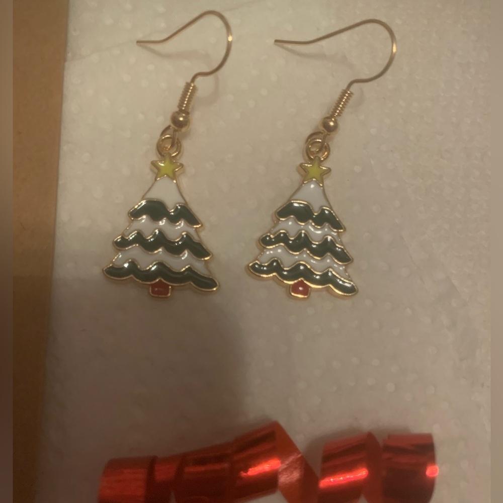 Christmas Holiday Snowflake Earrings White gold enamel  Gold Ear Wires. NEW NWT